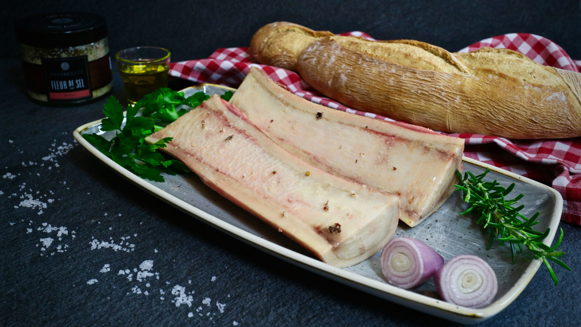 Gegrillter Markknochen mit Petersilien-Salat