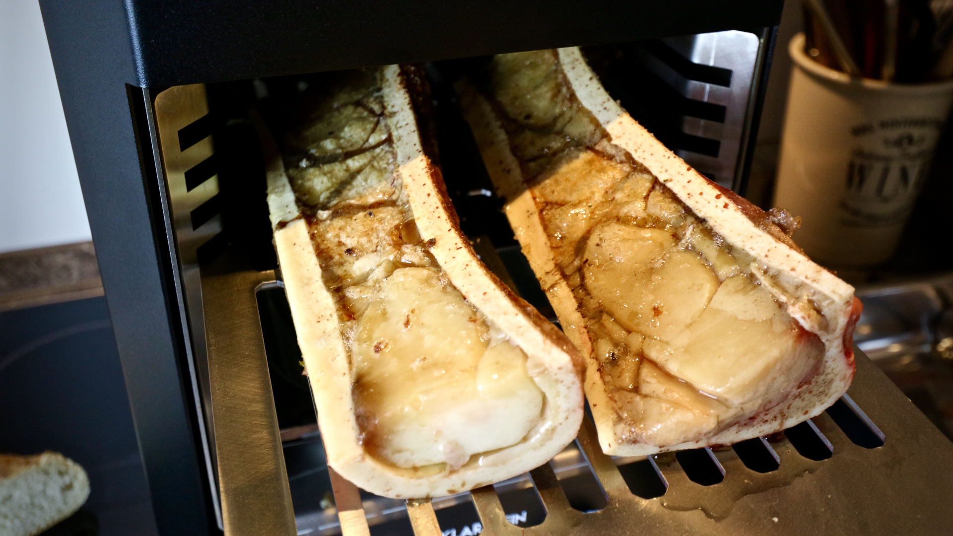 Gegrillter Markknochen mit Petersilien-Salat