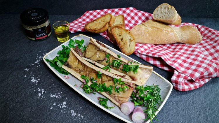 Gegrillter Markknochen mit Petersilien-Salat