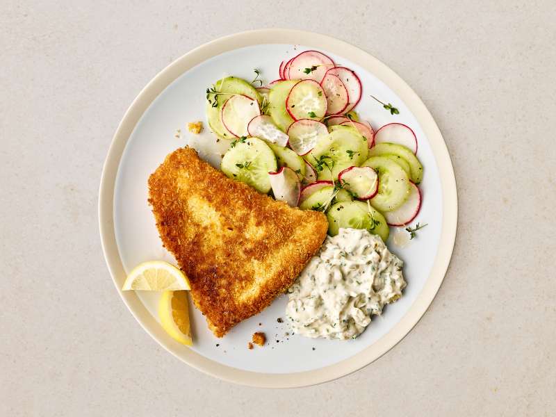 Backfisch mit Salat und Remouladensauce