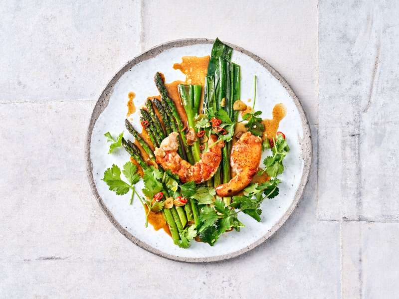 Glasierter Hummer mit Spargel