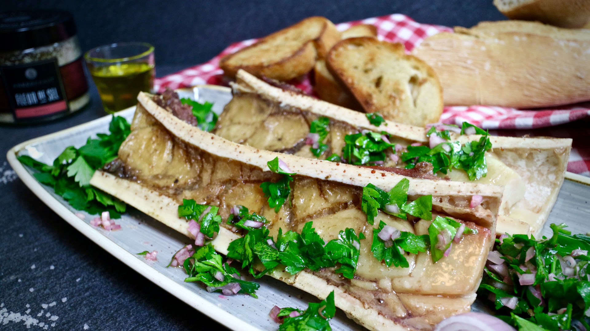 Gegrillter Markknochen mit Petersilien-Salat