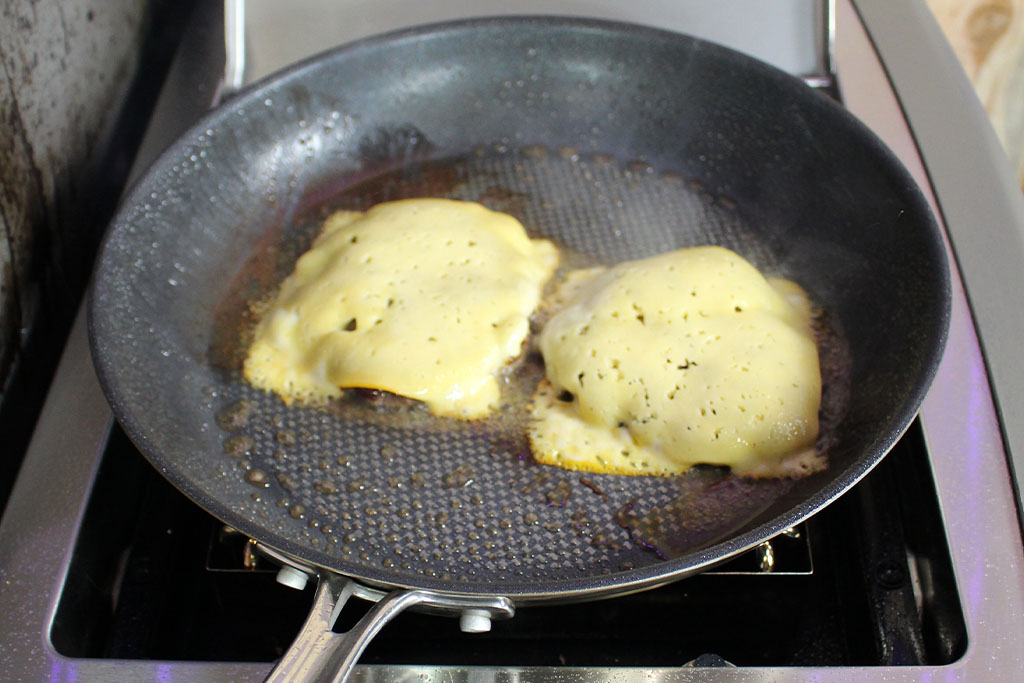 Smashed Biru Wagyu Burger aus der Pfanne