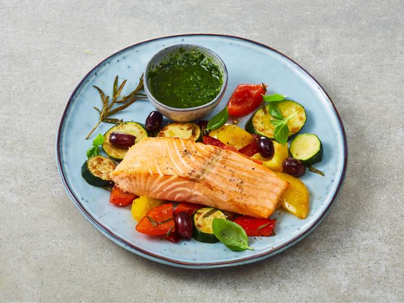 Lachs mit mediterranem Gemüse