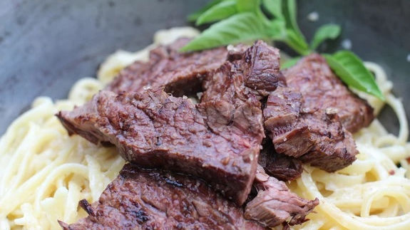 Flap Steak mit Spaghetti in Käse-Sahne Soße
