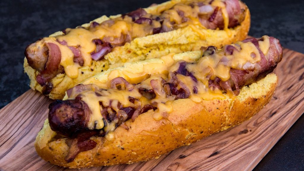 Bacon Hot Dog mit karamellisierten Zwiebeln & Cheddar