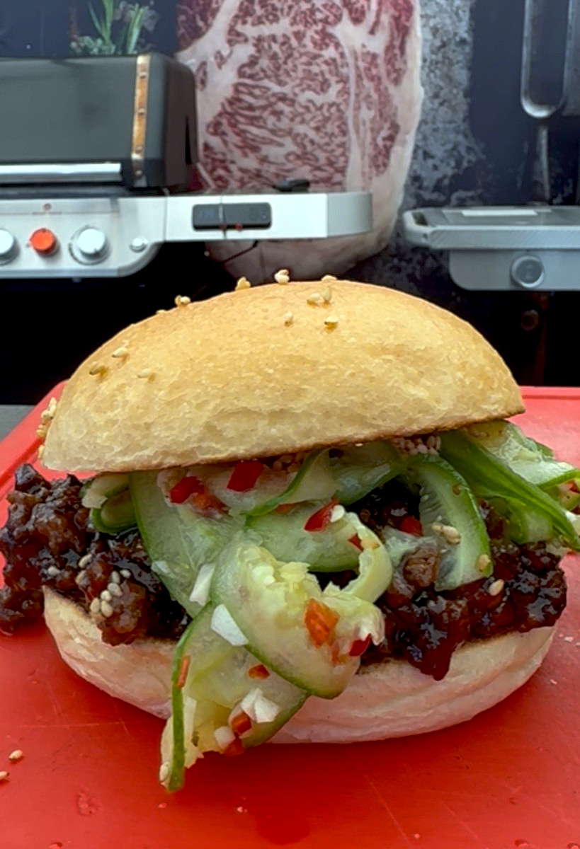 Asia Sloppy Joe mit Gurkensalat