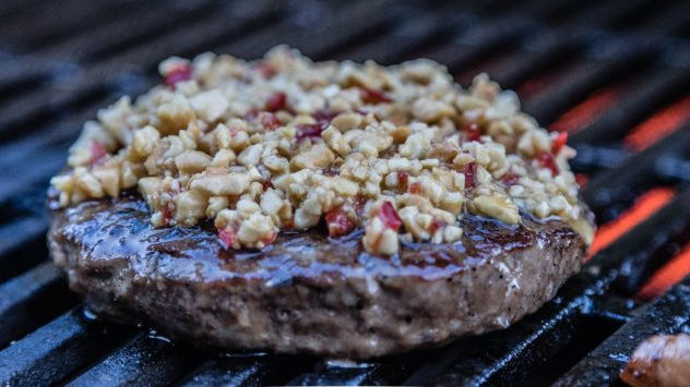 Dry Aged Burger mit Cashew-Chili Pesto