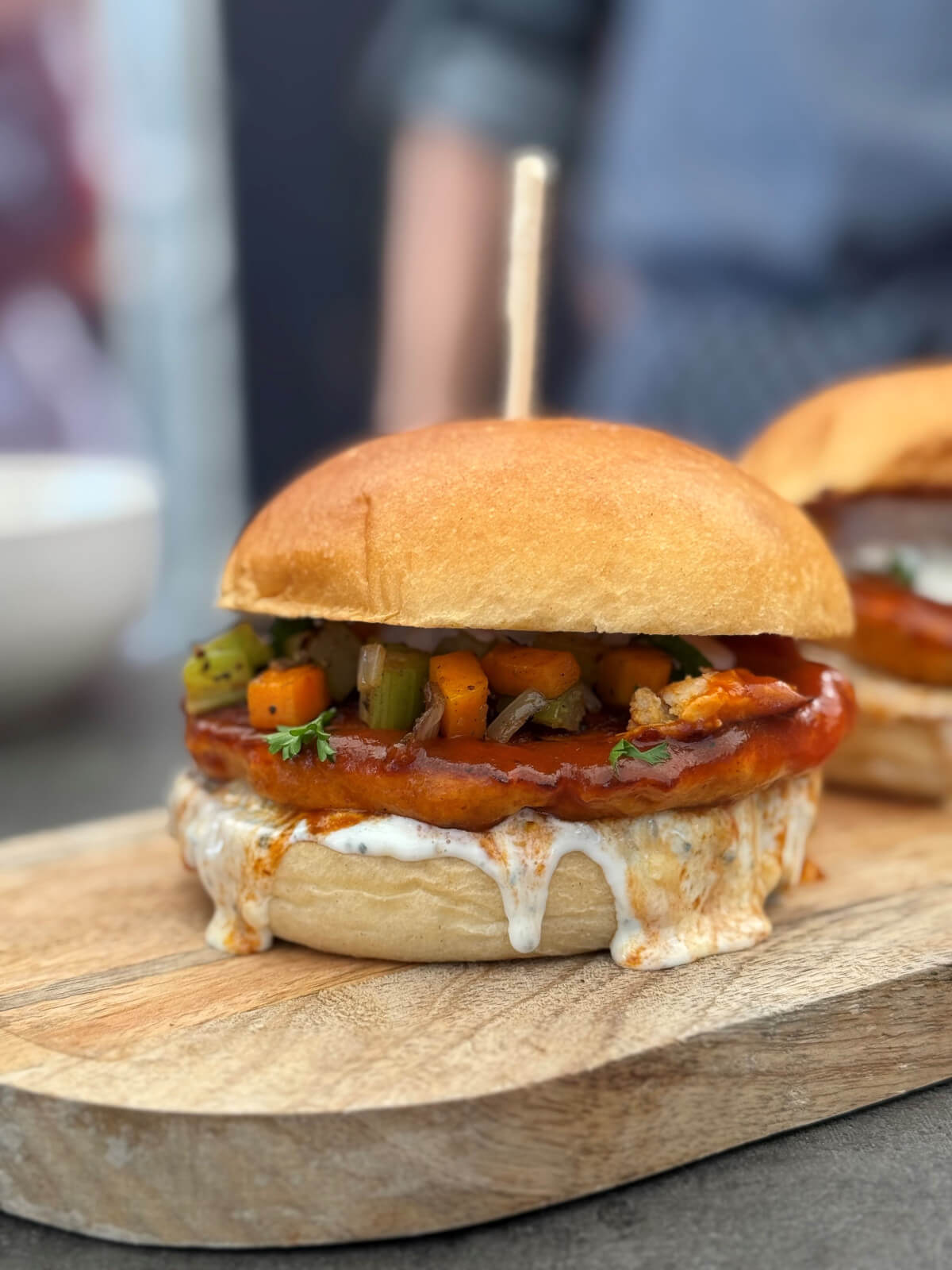 Buffalo Chicken Burger mit Bluecheese-Dip