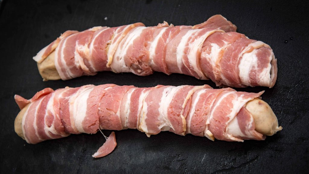 Bacon Hot Dog mit karamellisierten Zwiebeln & Cheddar