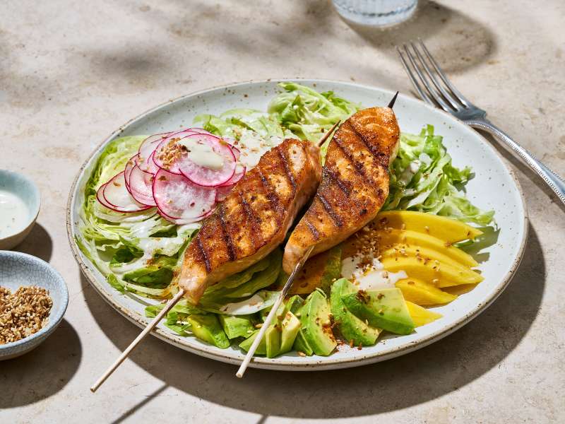 Lachsspieße auf Mango-Avocado Salat