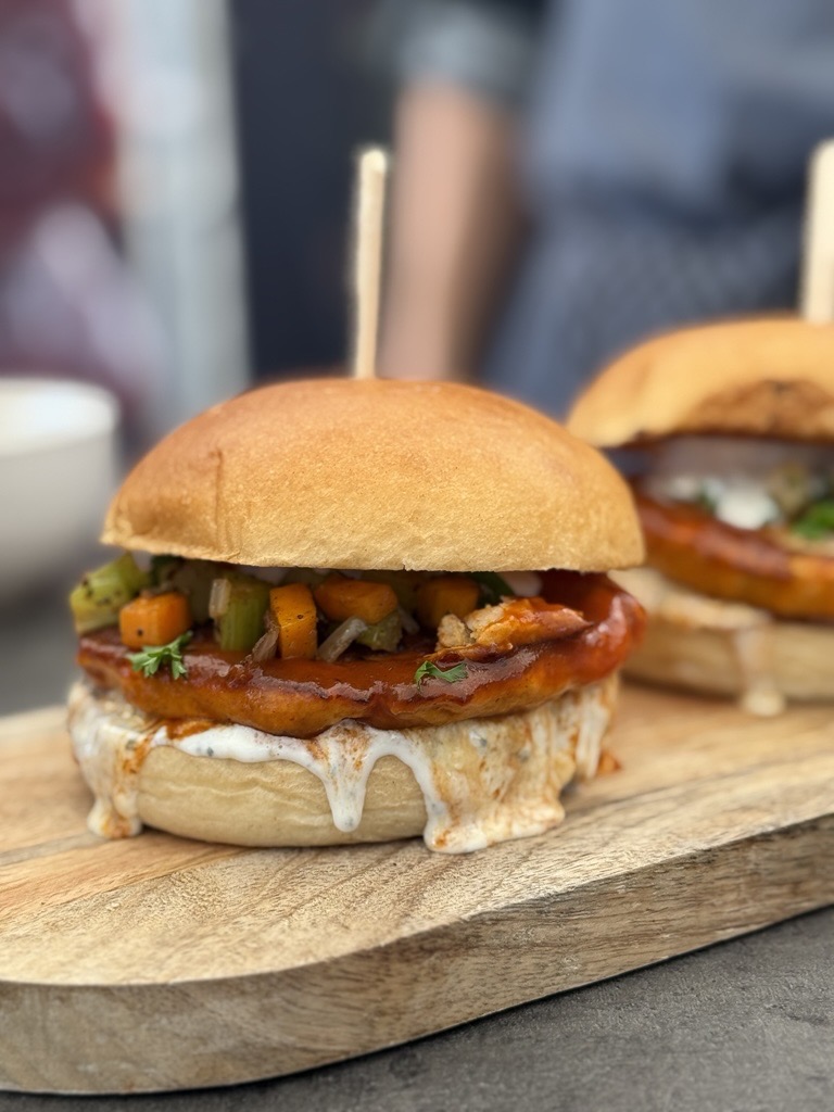 Buffalo Chicken Burger mit Bluecheese-Dip