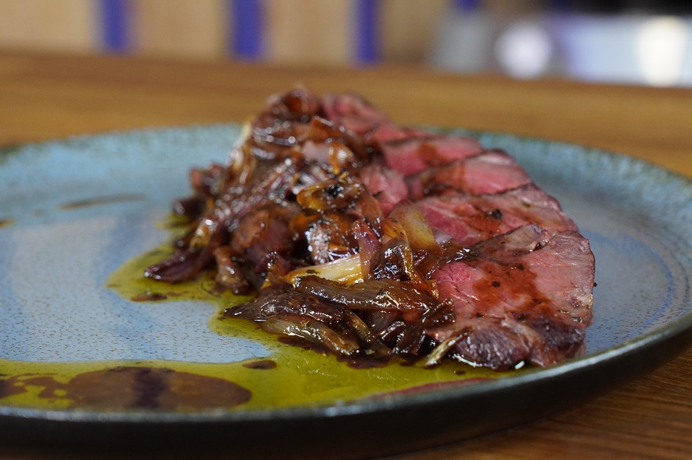 Flap Steak mit geschmorten Balsamico-Honig Zwiebeln