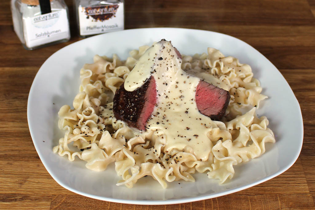 Filet mit Gorgonzolasauce und Pasta