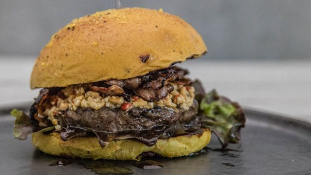 Dry Aged Burger mit Cashew-Chili Pesto