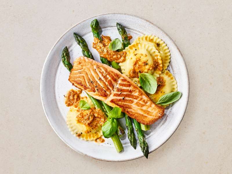 Lachsfilet mit Spargel, Pasta und Pesto