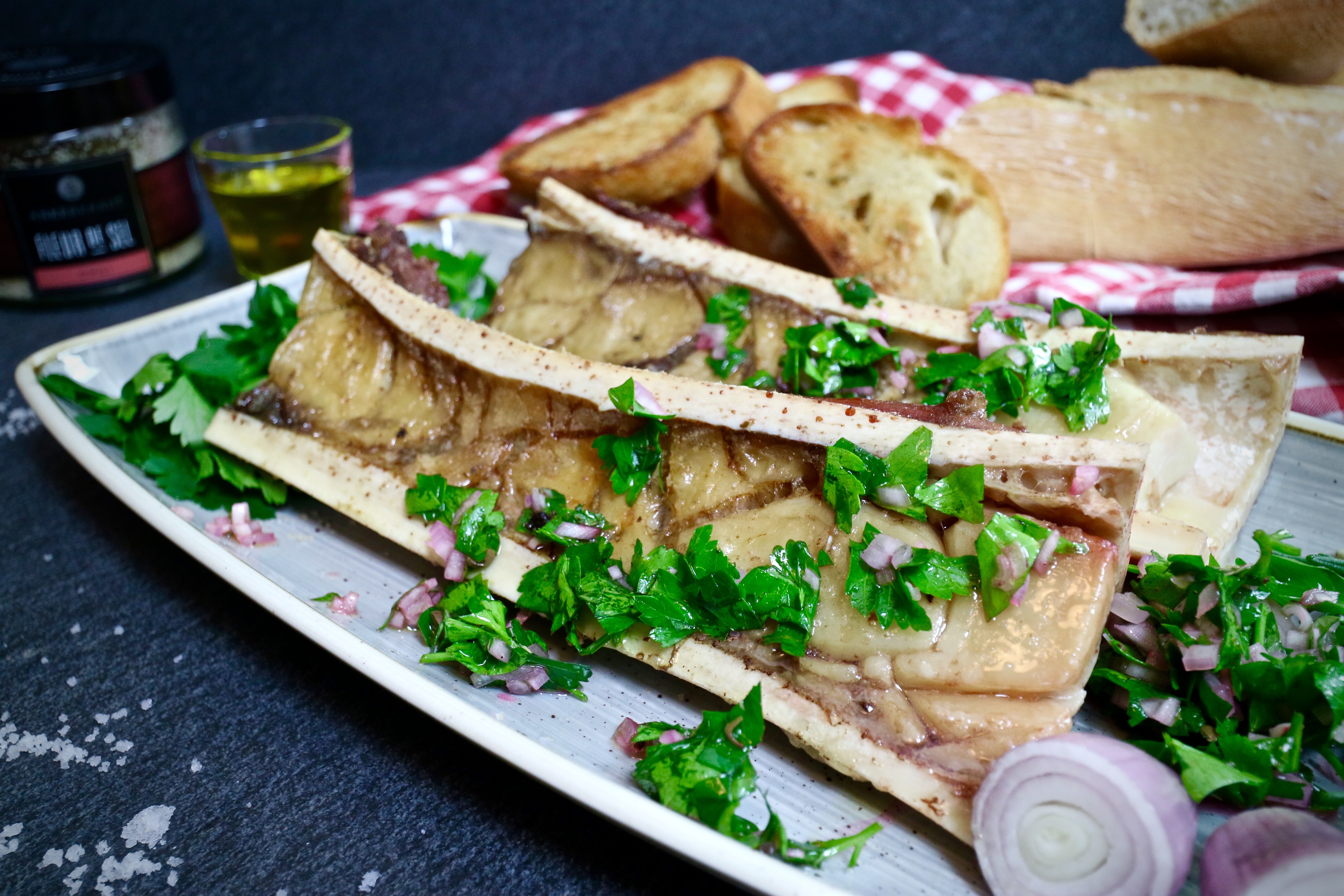 Gegrillter Markknochen mit Petersilien-Salat | Rezepte | eatventure